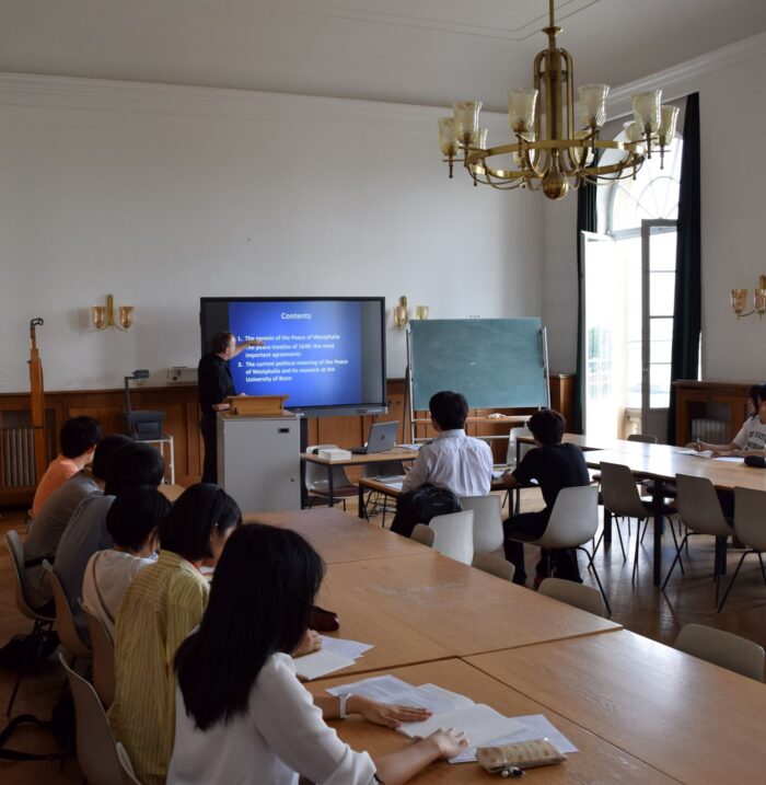 ドイツの大学教員による授業風景(ドイツ・ボン大学歴史学講座)